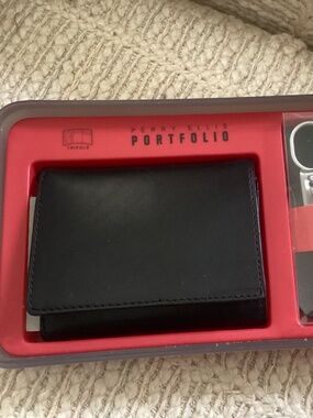 NIB Perry ellis portfolio men’s LEATHER wallet & 3 piece manicure set